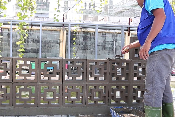 thi công gạch thông gió.png