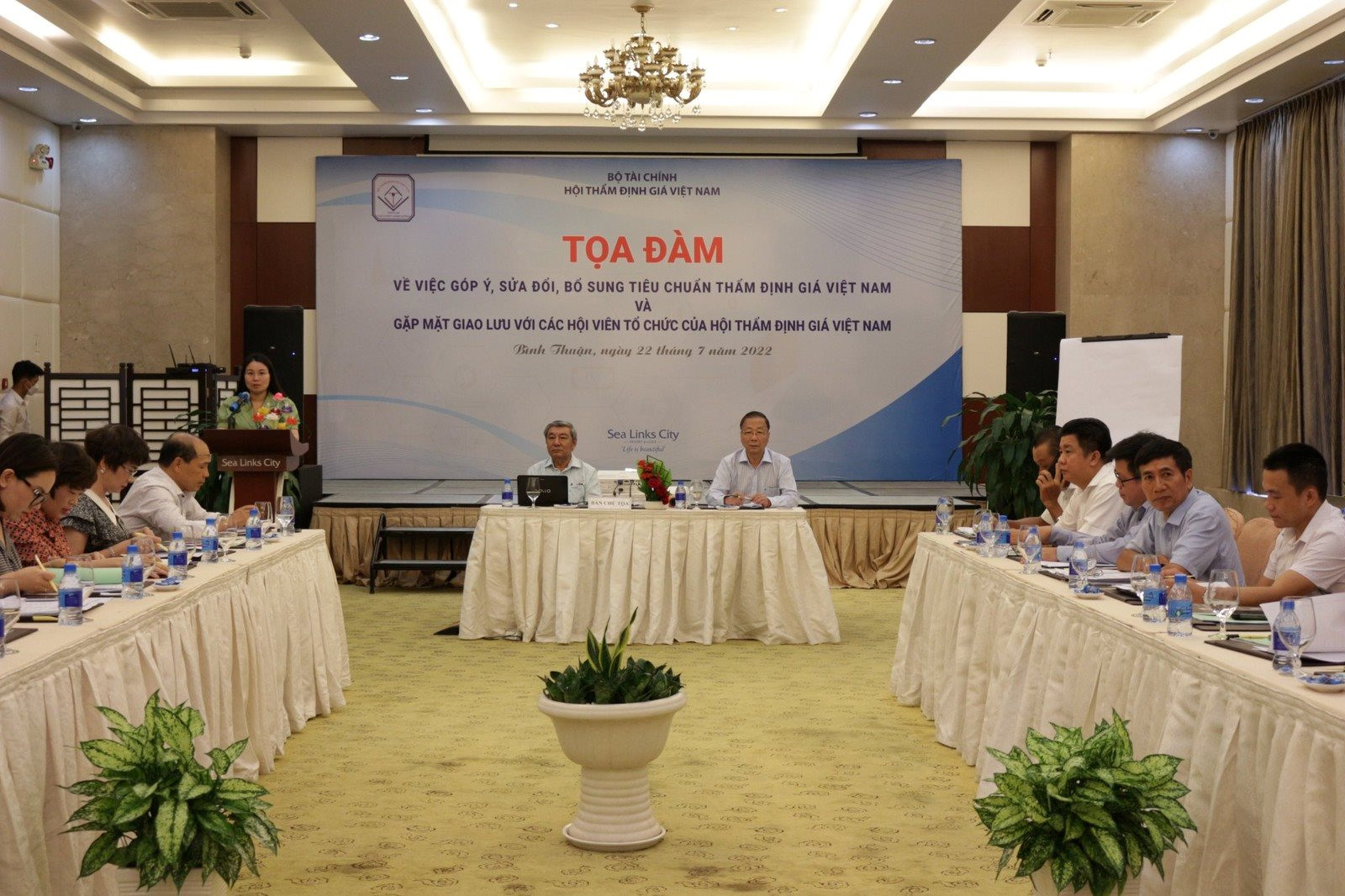 hoi-tham-dinh-gia-viet-nam-to-chuc-toa-dam-gop-y-cho-luat-gia-sua-doi-..jpg